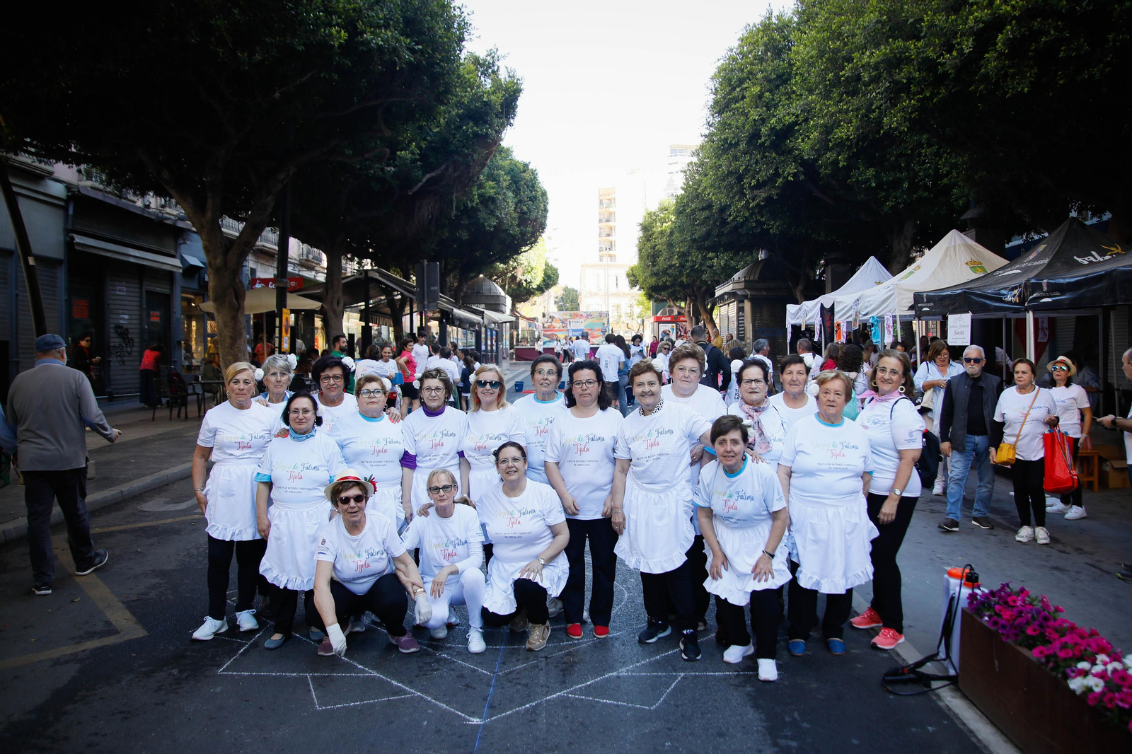 Así es la alfombra de serrín de 60 metros en el Paseo de Almería, en imágenes.