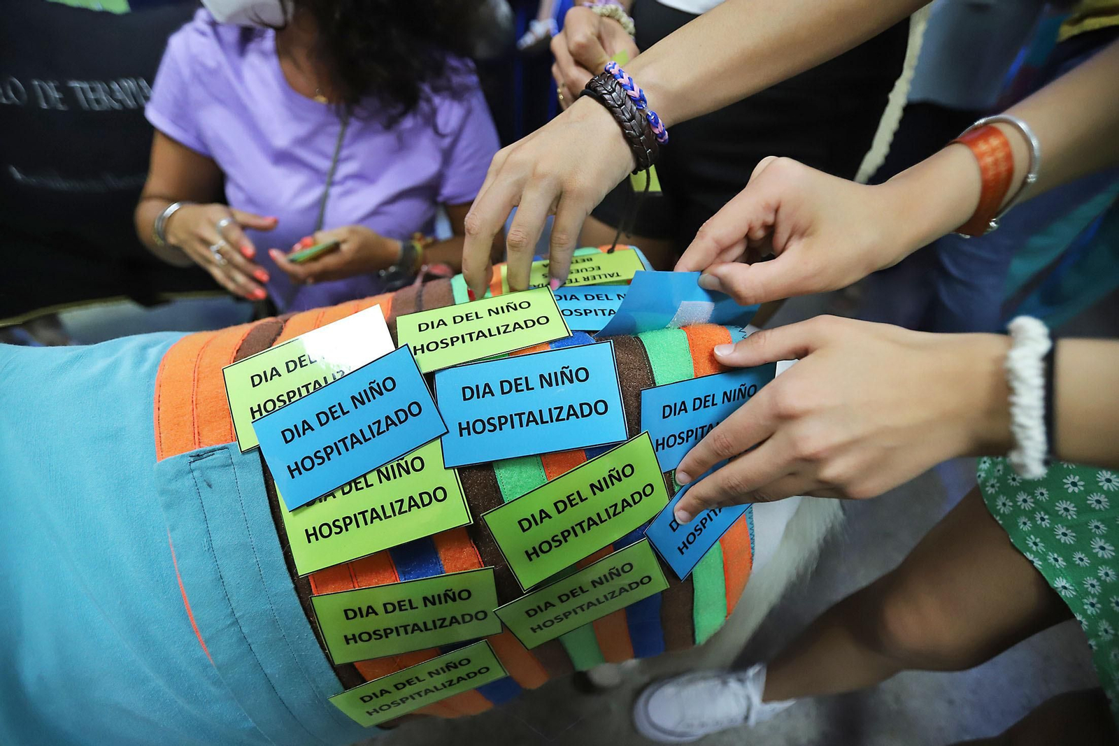 Los niños hospitalizados en el Juan Ramón Jiménez reciben la inesperada visita de unos caballos