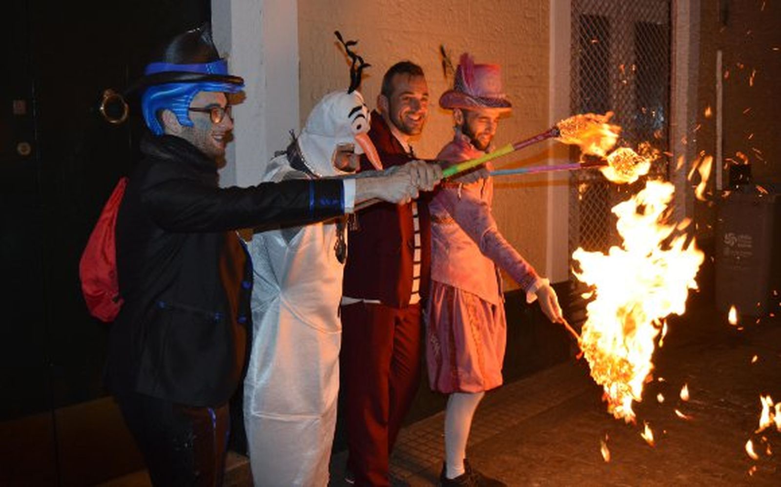 Los carnavaleros Juan Antonio Carpio, Andrés Troya, Alejandro Mejías y Carlos Garrido, fueron  los encargados de la quema del plumero.

Foto: Ignacio Casas de Ciria