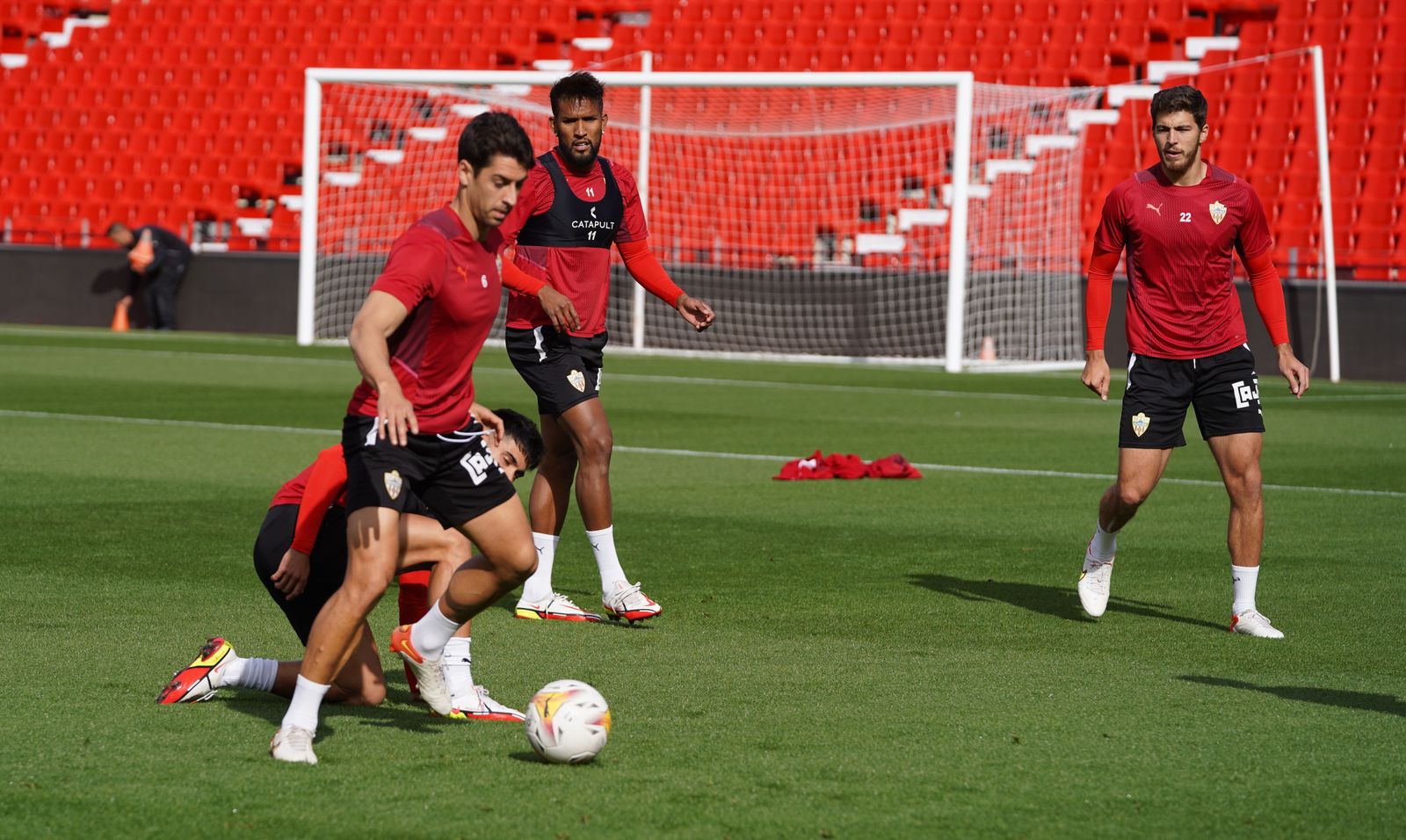De la Hoz volverá a la titularidad ante el Zaragoza tras cumplir sanción frente al Fuenlabrada