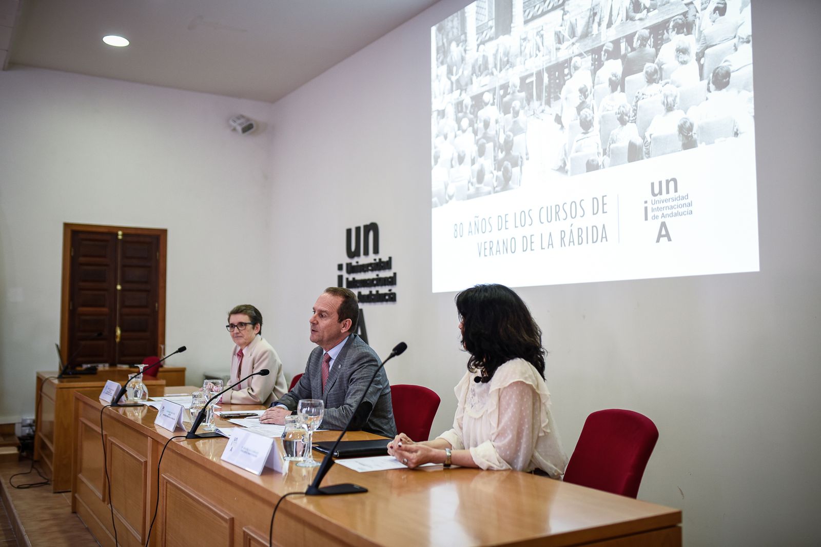Imágenes de la conferencia  'La Rábida- ocho décadas de un sueño universitario'