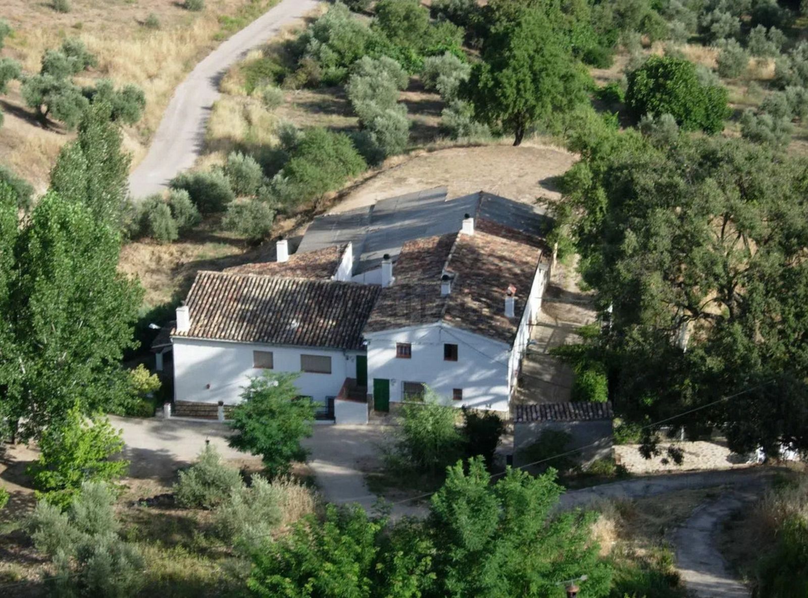 Fachada de una de las casas rurales en venta en pleno Parque Natural.