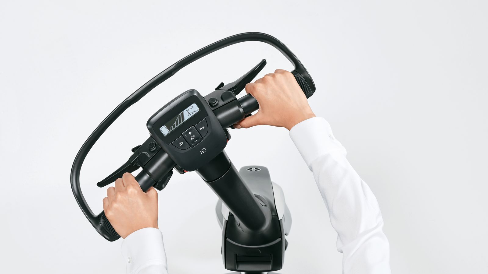 Un usuario maneja el manillar del patinete Toyota C+walkT