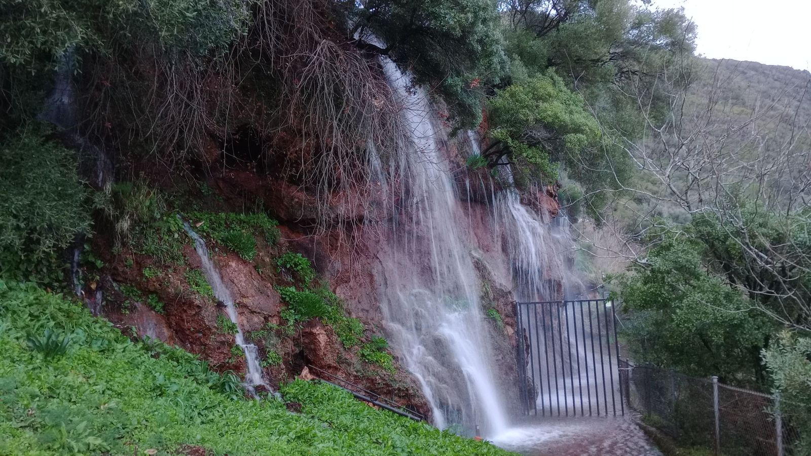 Fotografías de la Peña de Arias Montano en Alájar tras las últimas lluvias 