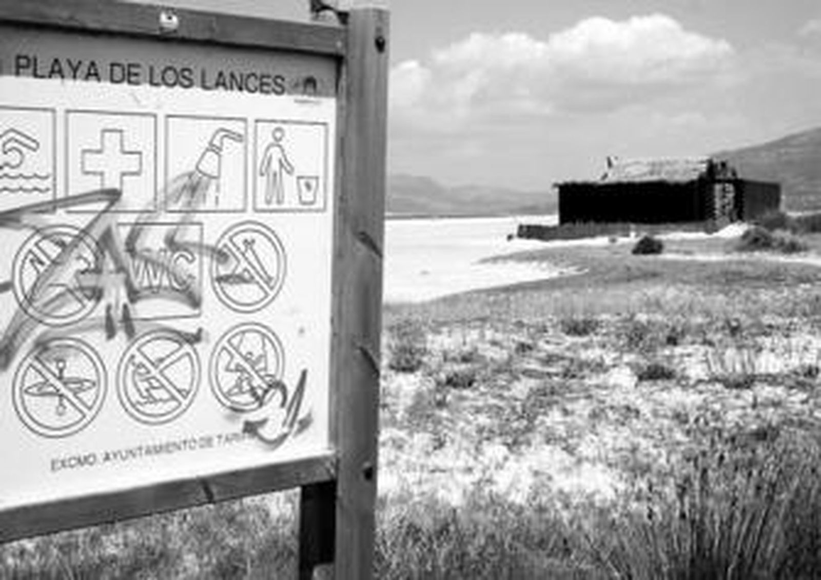 El chiringuito El Aborígena ayer, a punto de finalizar de montaje en la playa de Los Lances, en Tarifa.