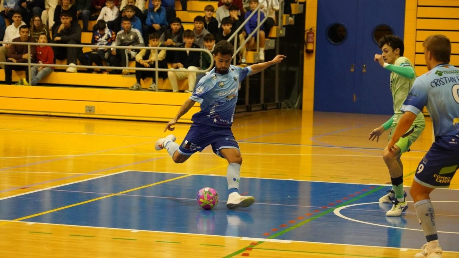 Beto busca el disparo en el duelo liguero ante el Levante UD.