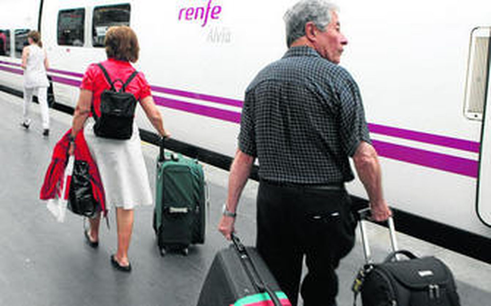 Varios pasajeros acceden al Alvia que parte de la estación madrileña de Atocha.