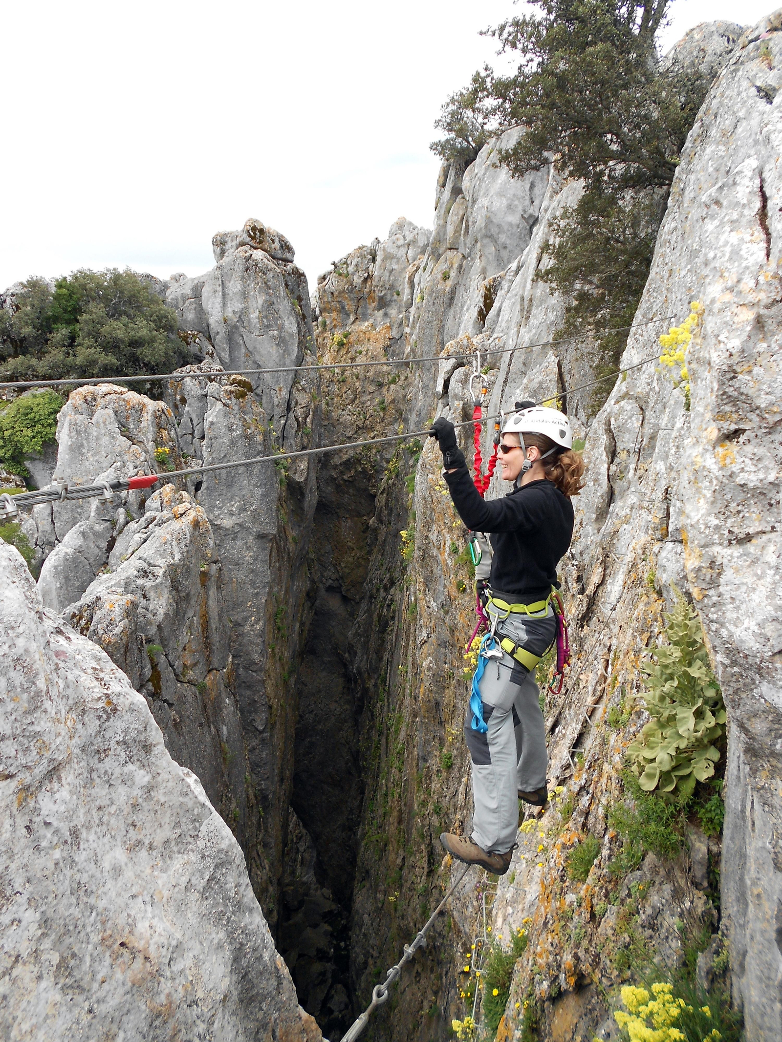 Una escaladora en el puente de monos de la vía ferrata de Benalauría.