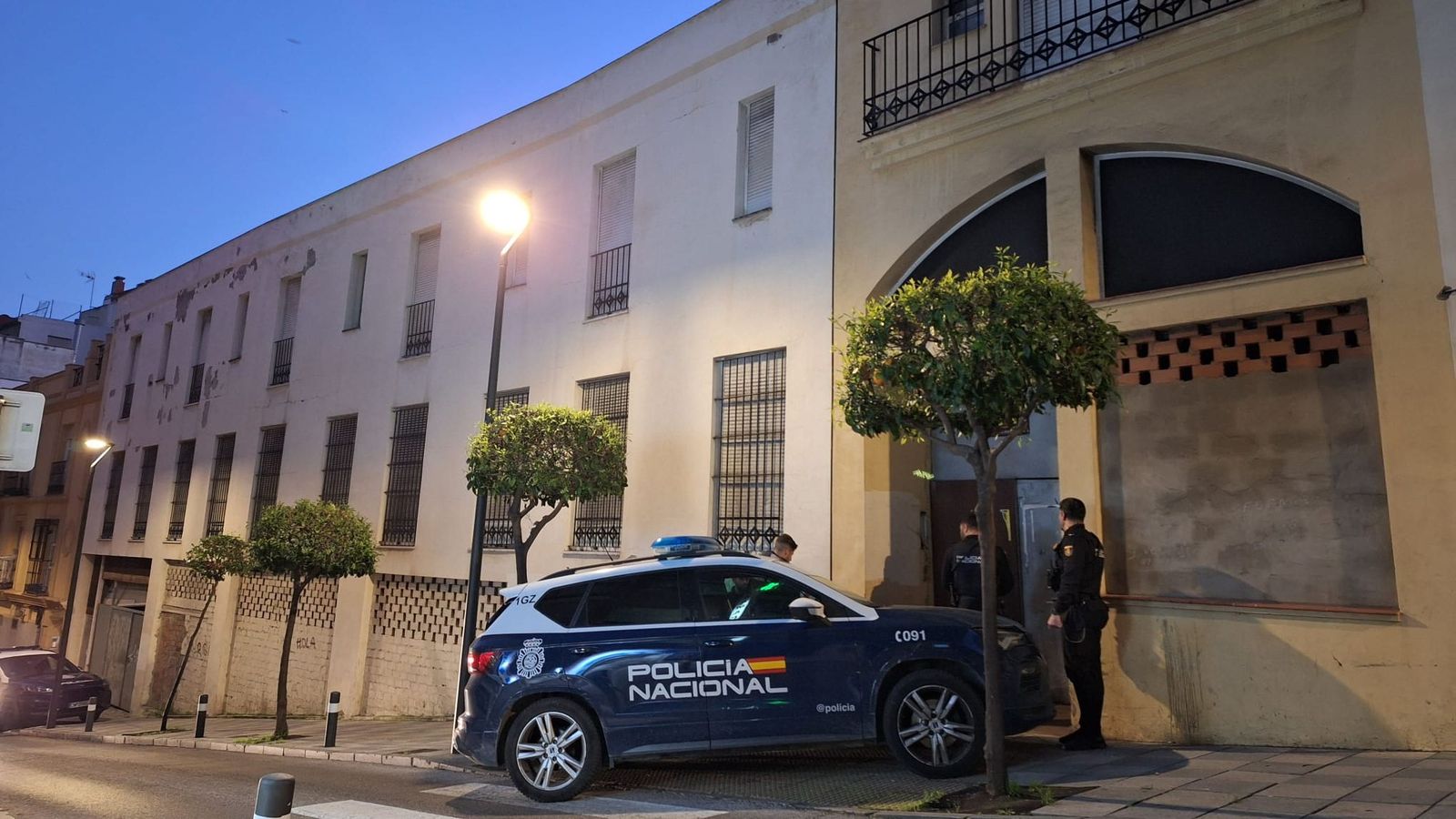 Tres agentes la Policía Nacional, este miércoles, ante una de las puertas del edificio Cuesta Real.