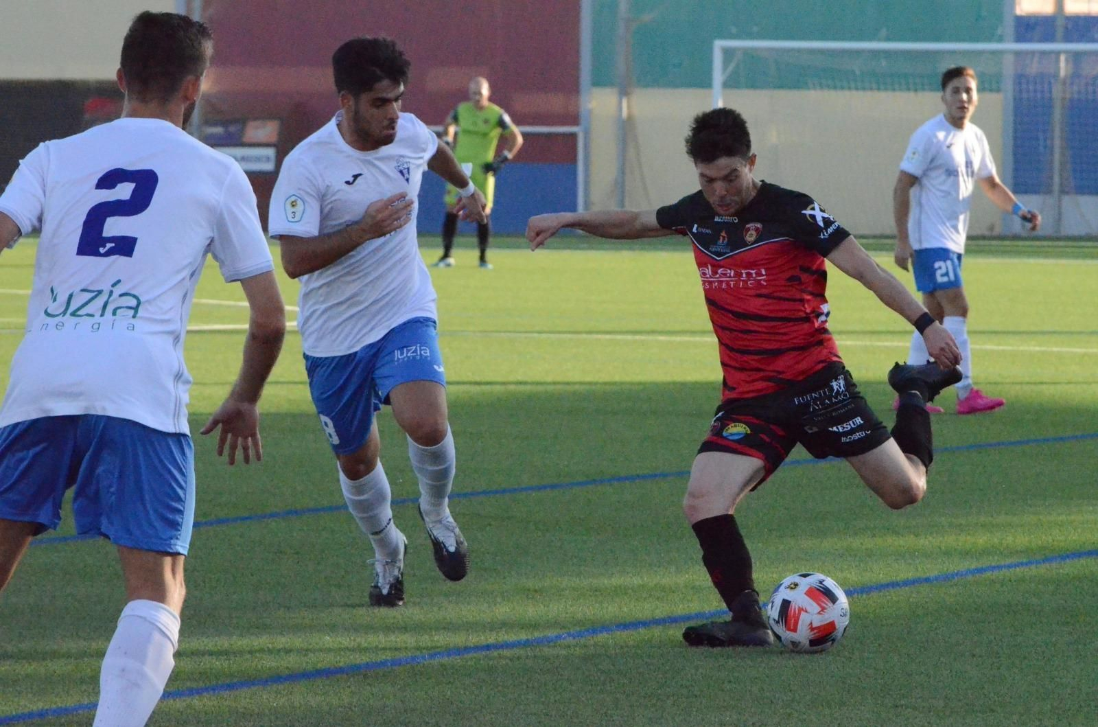 Iván Henares intenta irse de la presión de dos jugadores del Castilleja.