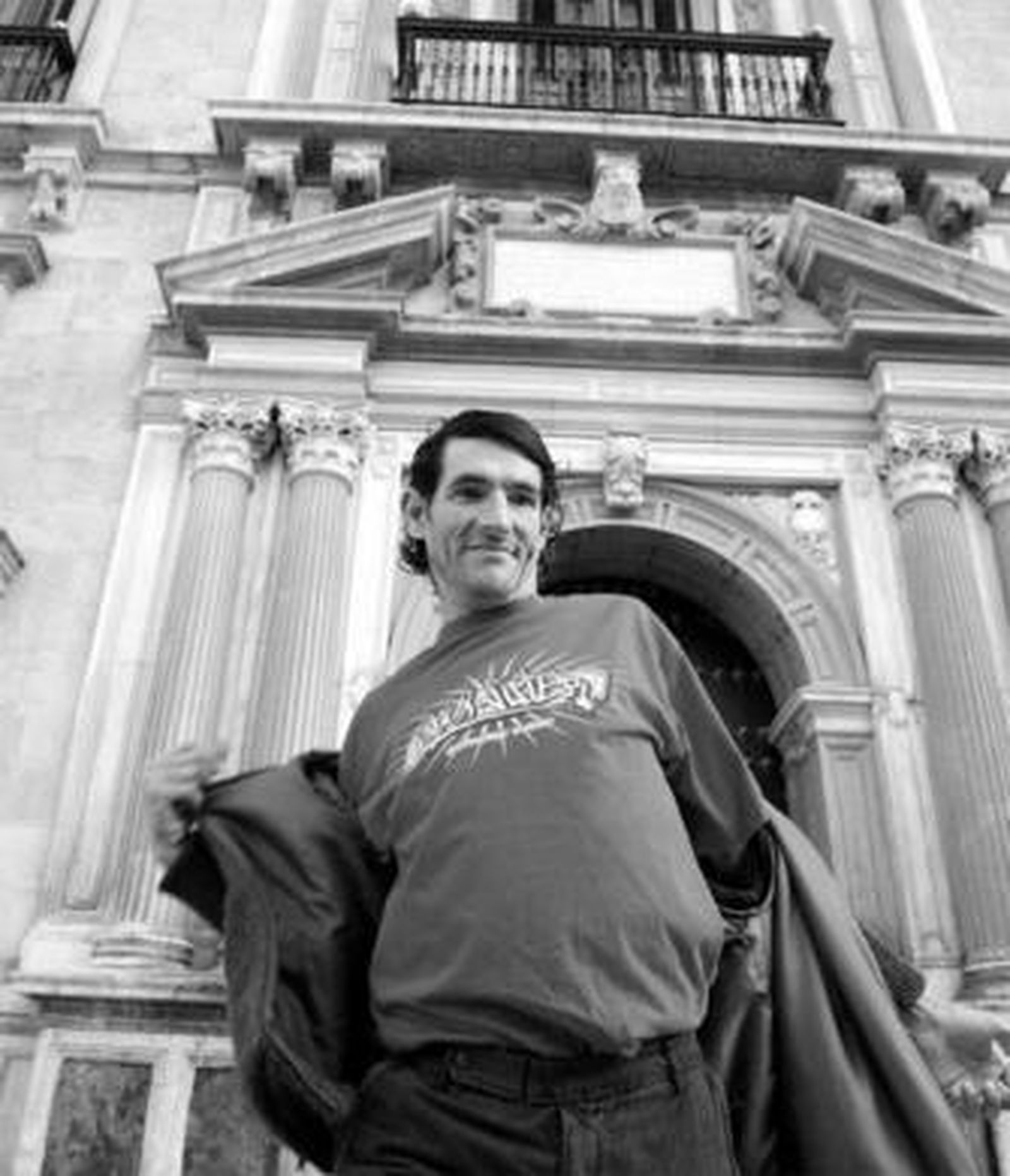 José Campoy posó exultante ante las cámaras antes del inicio del juicio.