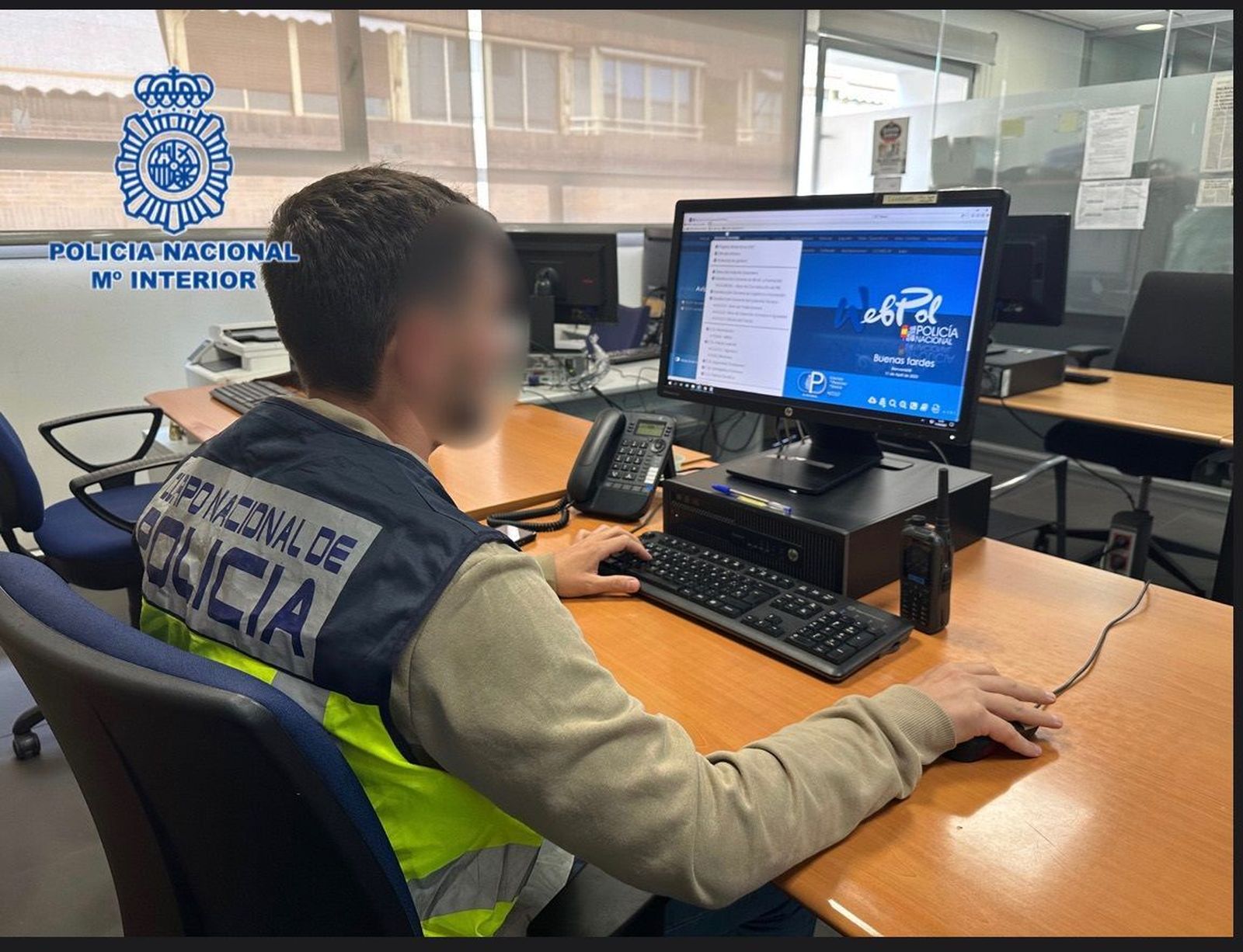 La Policía arresta a un joven por comercializar archivos pornográficos robados a un creador de contenidos.