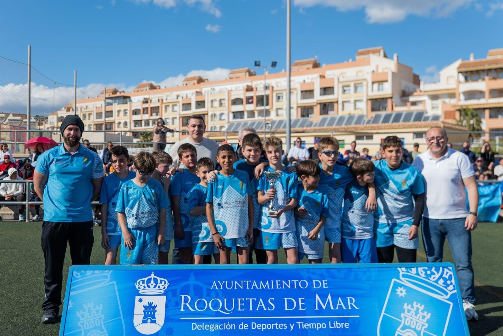 Uno de los equipos campeones en esta edición posa con el título conquistado.