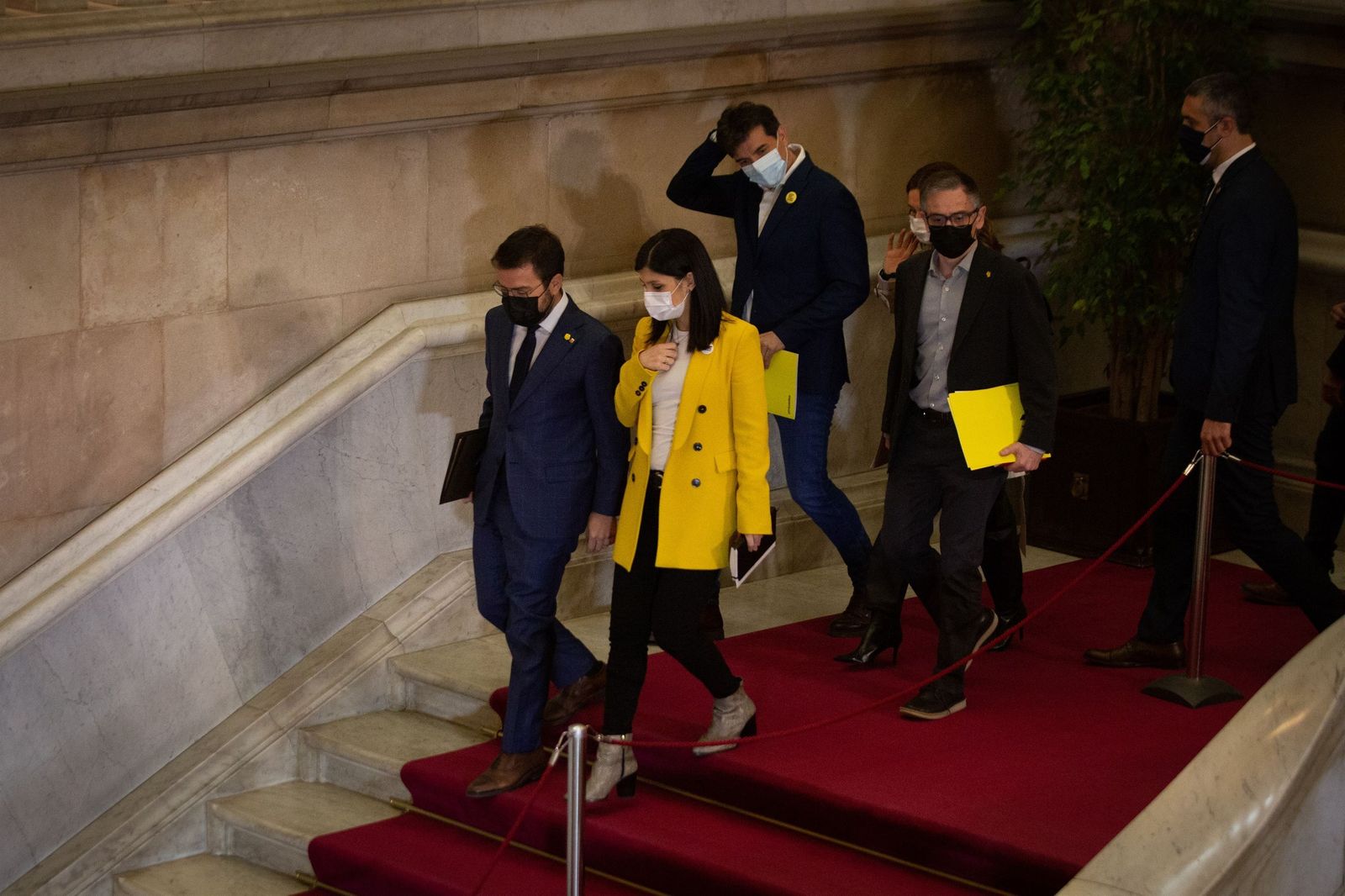 El candidato de ERC, Pere Aragonès, junto a la secretaria general adjunta y portavoz de ERC, Marta Vilalta, en el' Parlament' este martes.
