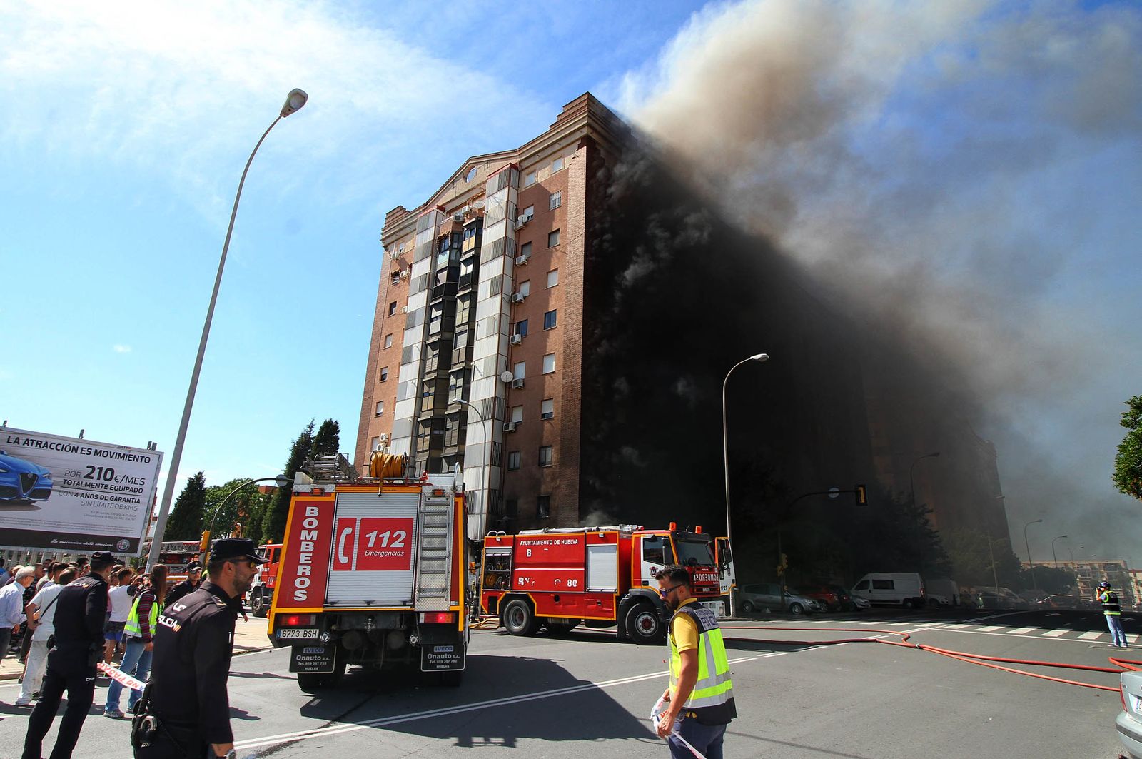 Imágenes del incendio de un bazar en la avenida de Santa Marta.