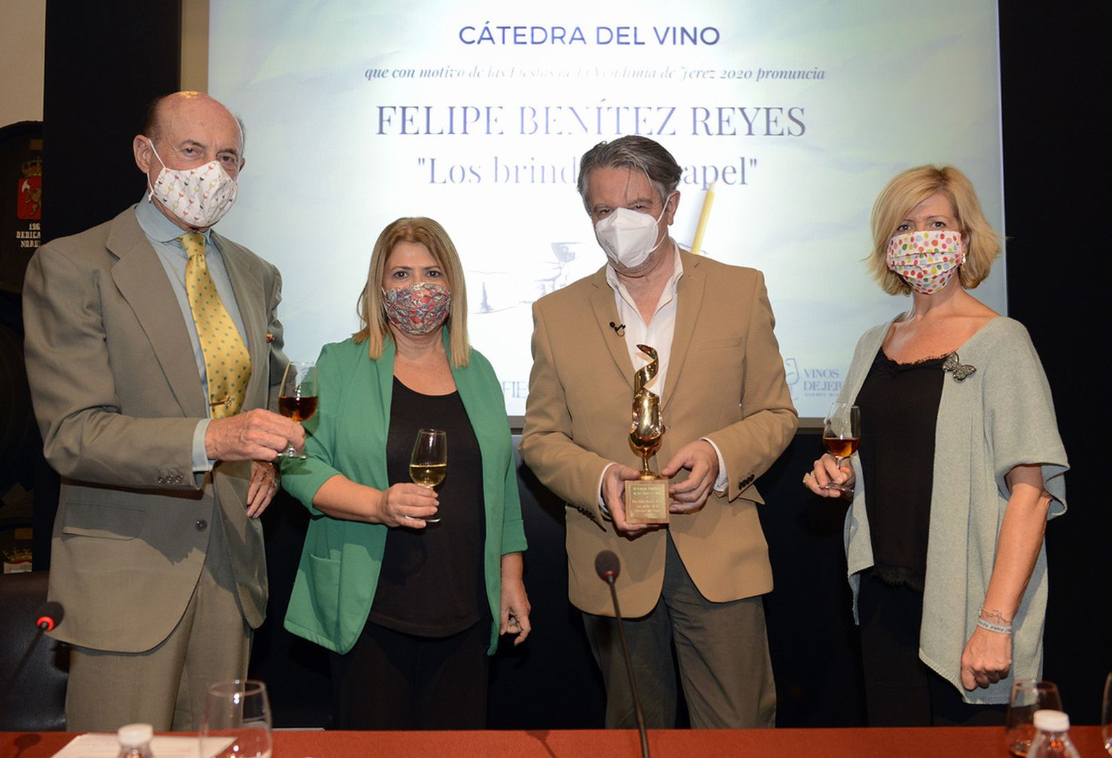 Felipe Benítez Reyes junto a la alcaldesa de Jerez, la delegada de Cultura de Rota y el presidente del Consejo del vino.