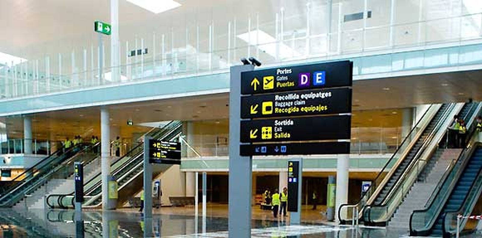 Un vuelo de Spanair a Madrid estrena la T1 del Aeropuerto de El Prat