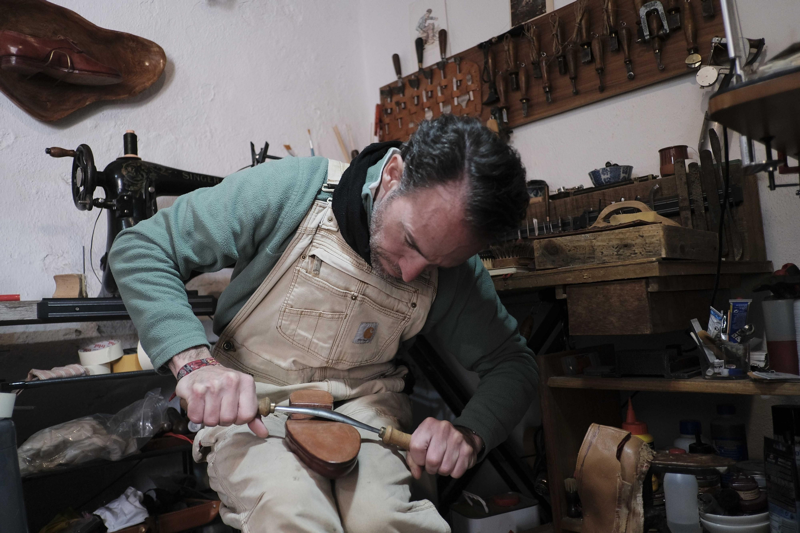 Álvaro Gross en su taller de Genalguacil.