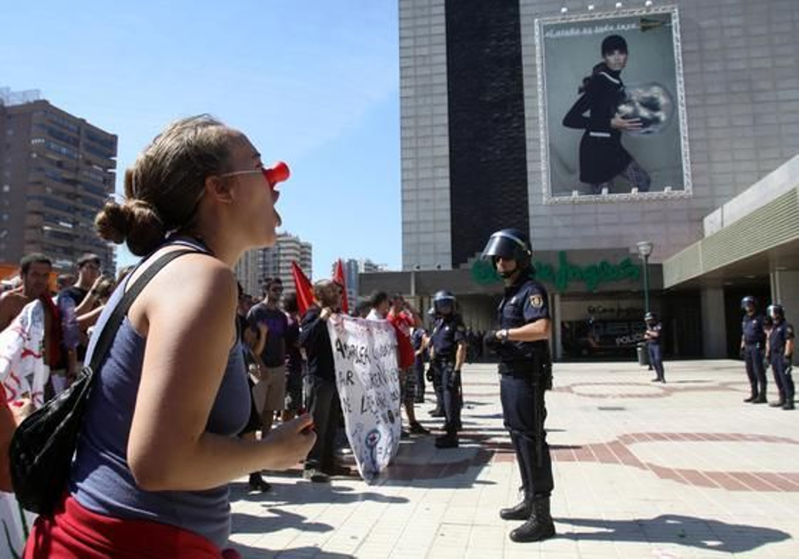 Los manifestantes se concentran en la puerta de El Corte Inglés.

Foto: Migue Fernández