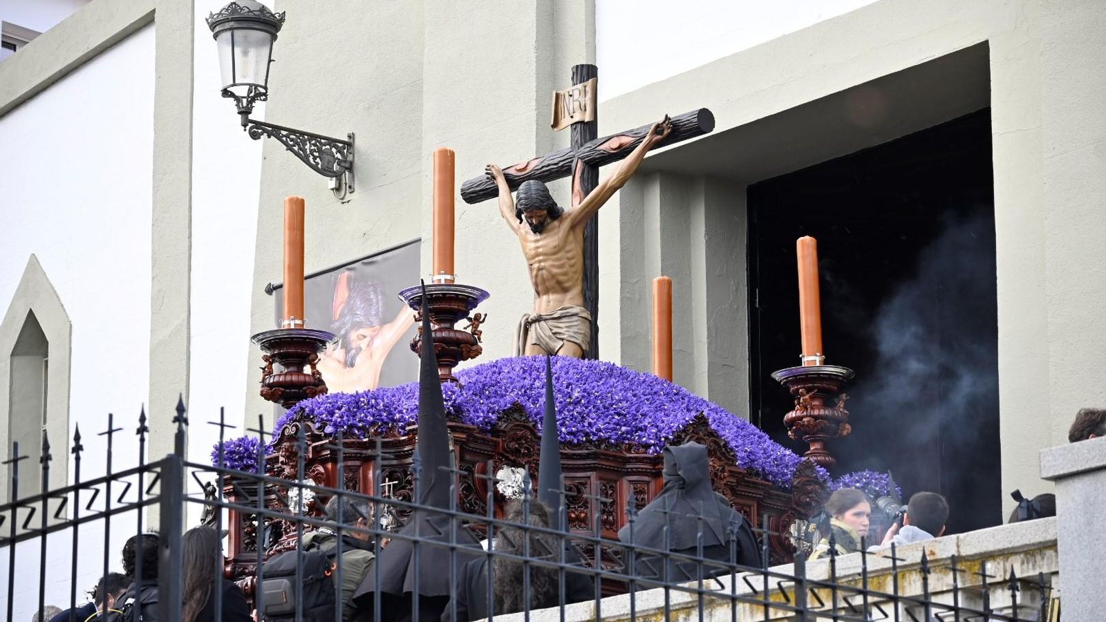 El Señor de la Sangre saliendo de la parroquia en la Semana Santa de 2024.