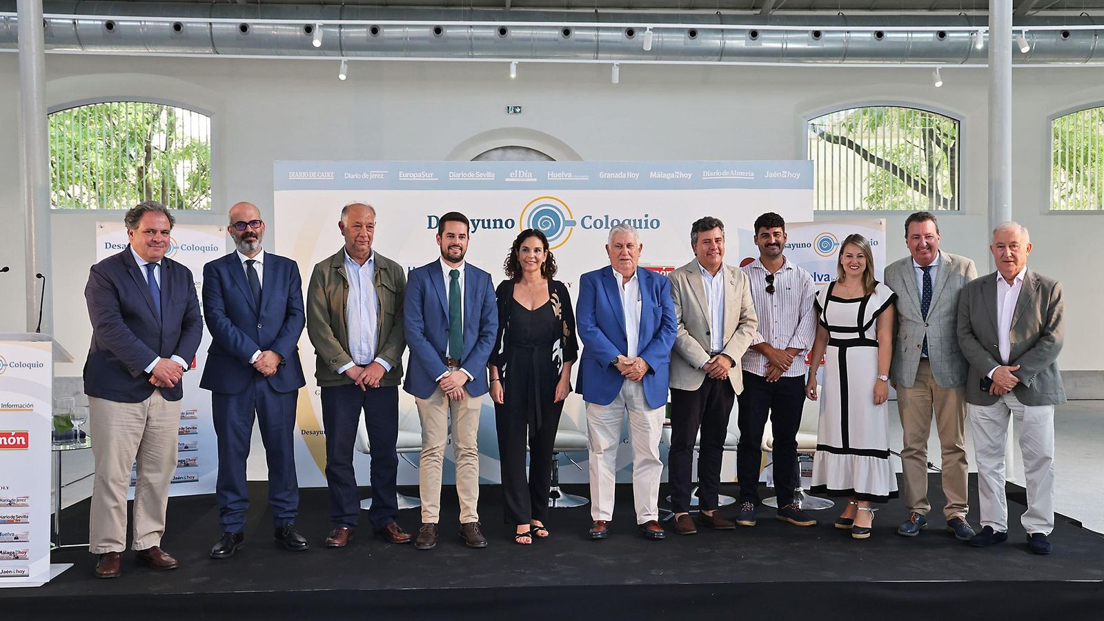 Foto de familia en el desayuno-coloquio 'El comercio de proximidad en Andalucía: Retos y oportunidades del comercio local', en el espacio cultural Santa Fe. Foto de familia en el desayuno-coloquio 'El comercio de proximidad en Andalucía: Retos y oportunidades del comercio local', en el espacio cultural Santa Fe.