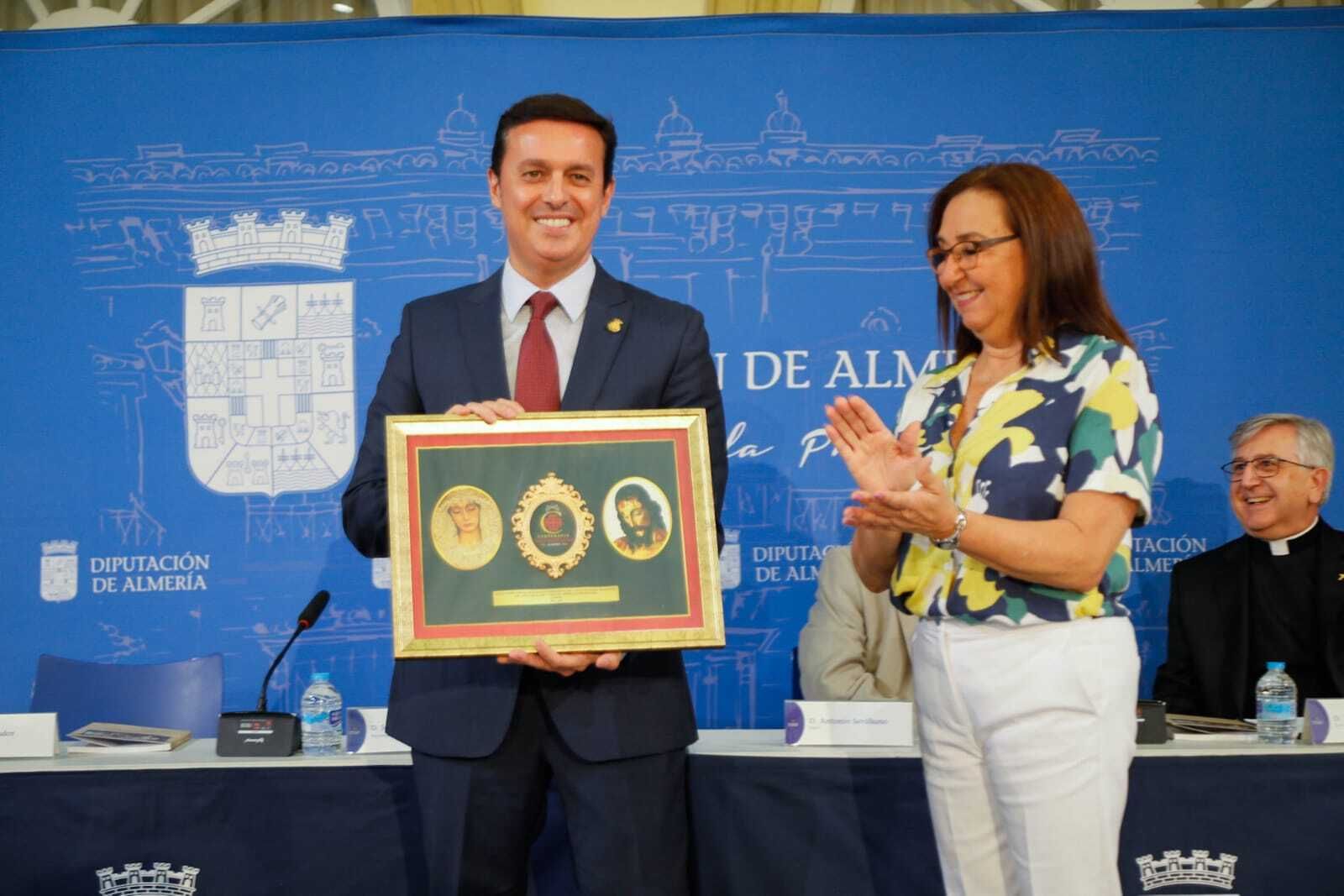 El presidente de Diputación recibe el Escudo de Oro de la Hermandad del Santo Sepulcro de la capital