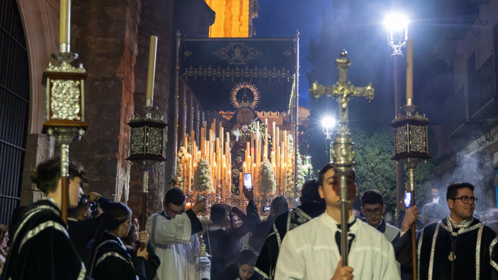 Luto y duelo en la noche del Viernes Santo, en imágenes