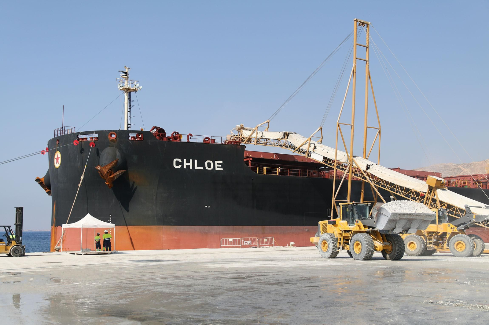 Así se carga en grandes barcos el yeso de Almería para exportarlo al extranjero