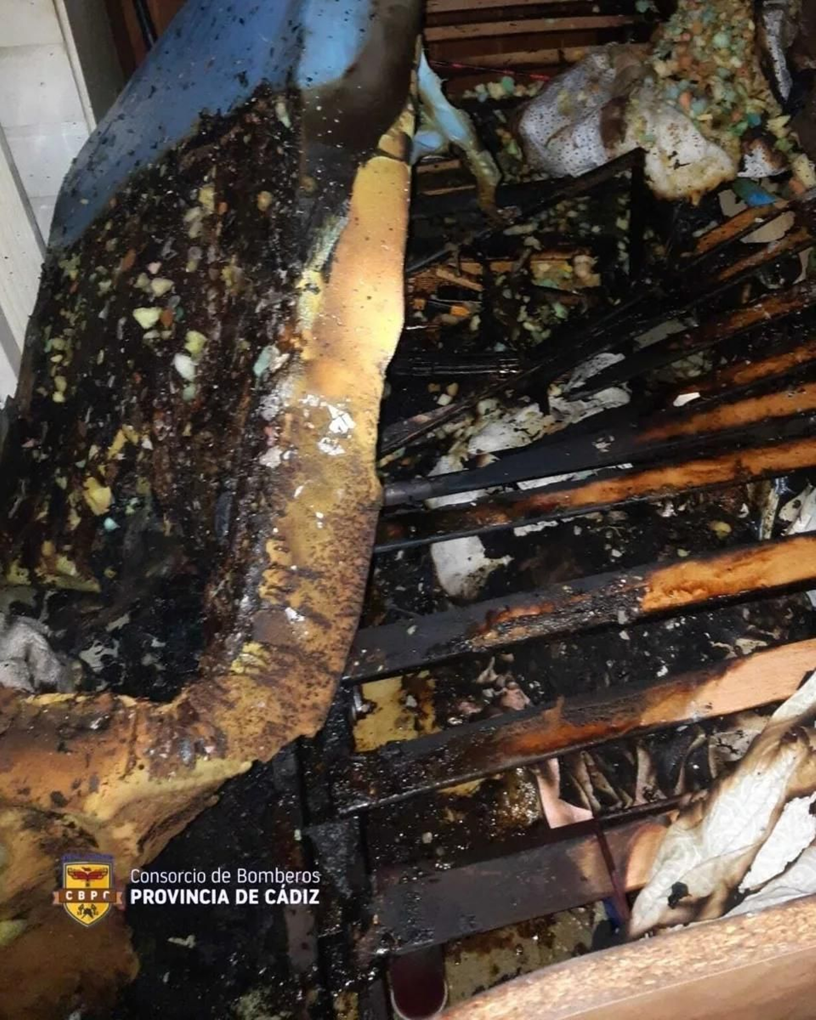 Aspecto de la cama quemada por el fuego.