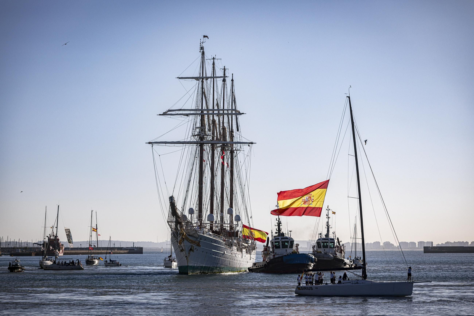 Las imágenes de la llegada del buque 'Juan Sebastián de Elcano' a Cádiz