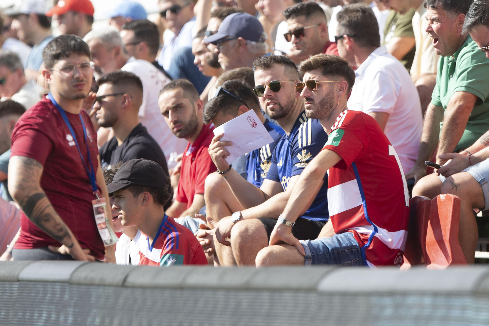 Las imágenes del encuentro entre el Recreativo Granada y el CD Alcoyano