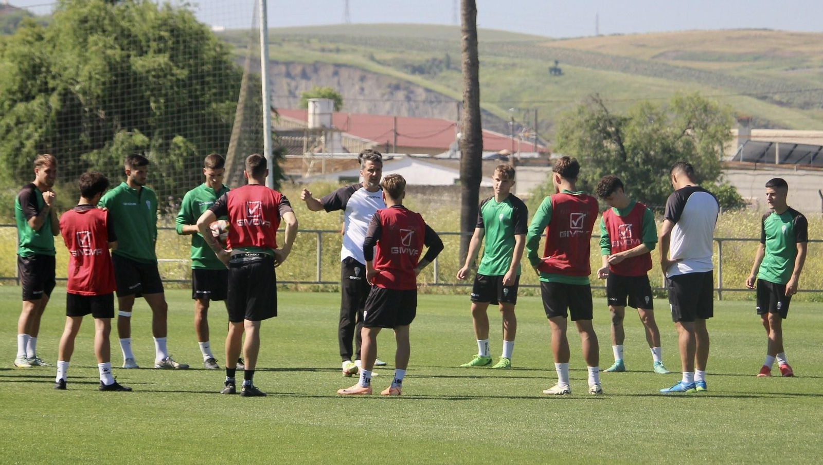 Gaspar Gálvez, técnico del Córdoba B, se dirige a sus jugadores en un entrenamiento.