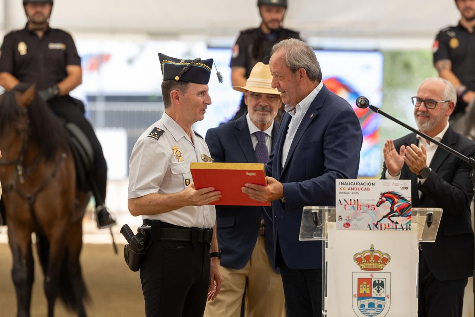 Anducab rinde homenaje a la unidad de caballería de la Policía Nacional