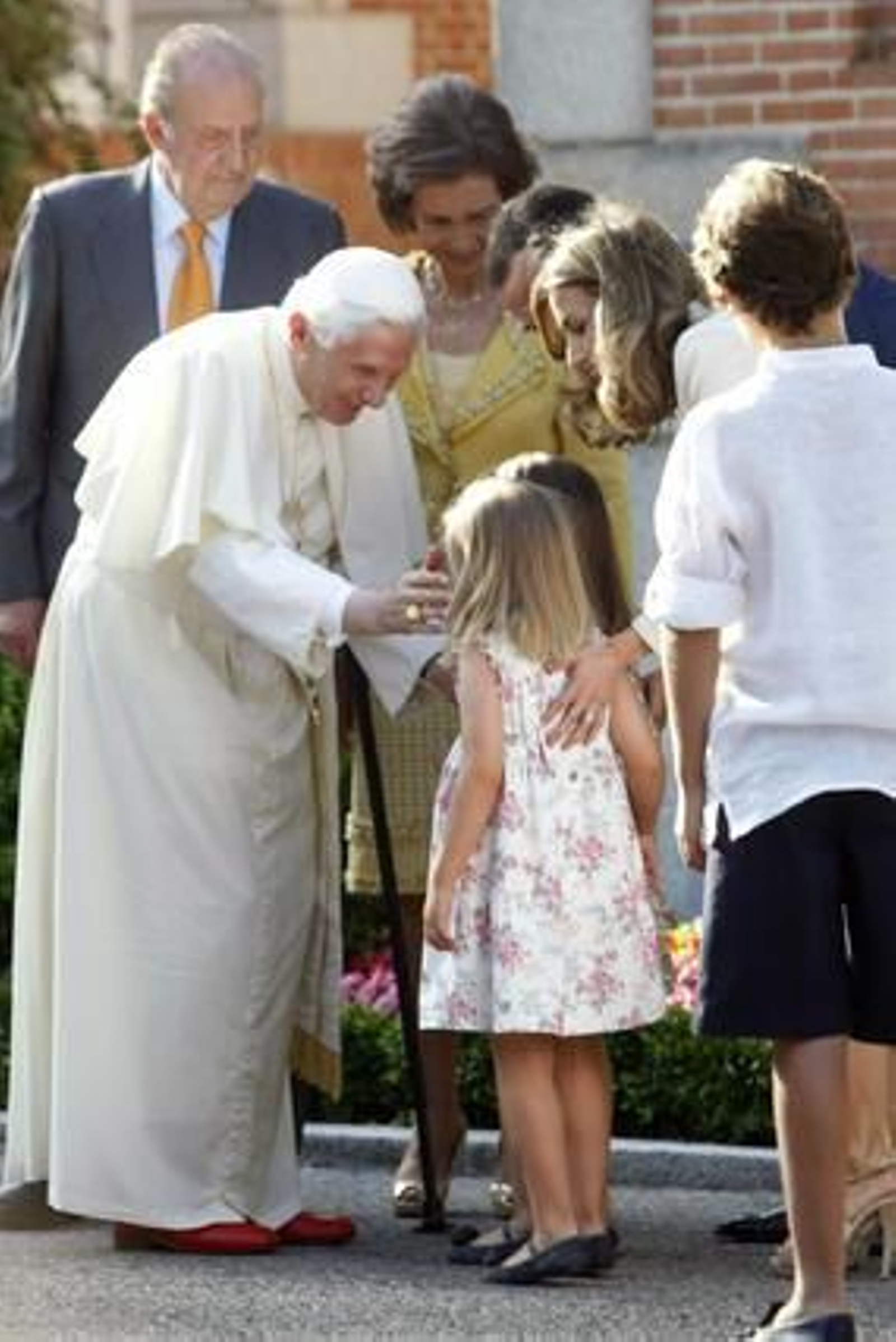 El papa ha sido recibido por los reyes, los príncipes de Asturias y la infanta Elena en el Palacio de la Zarzuela.

Foto: EFE