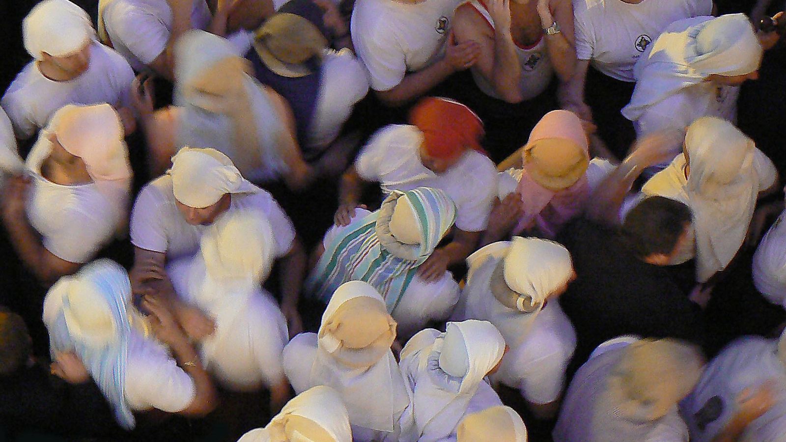 Un grupo de costaleros espera un relevo.