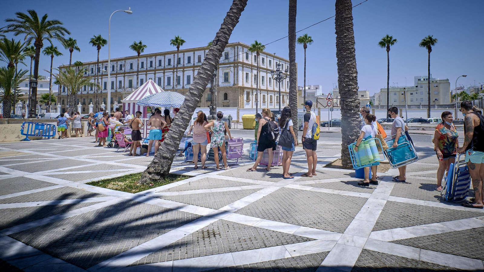 Imágenes inéditas en La Caleta con colas para entrar al completarse el aforo