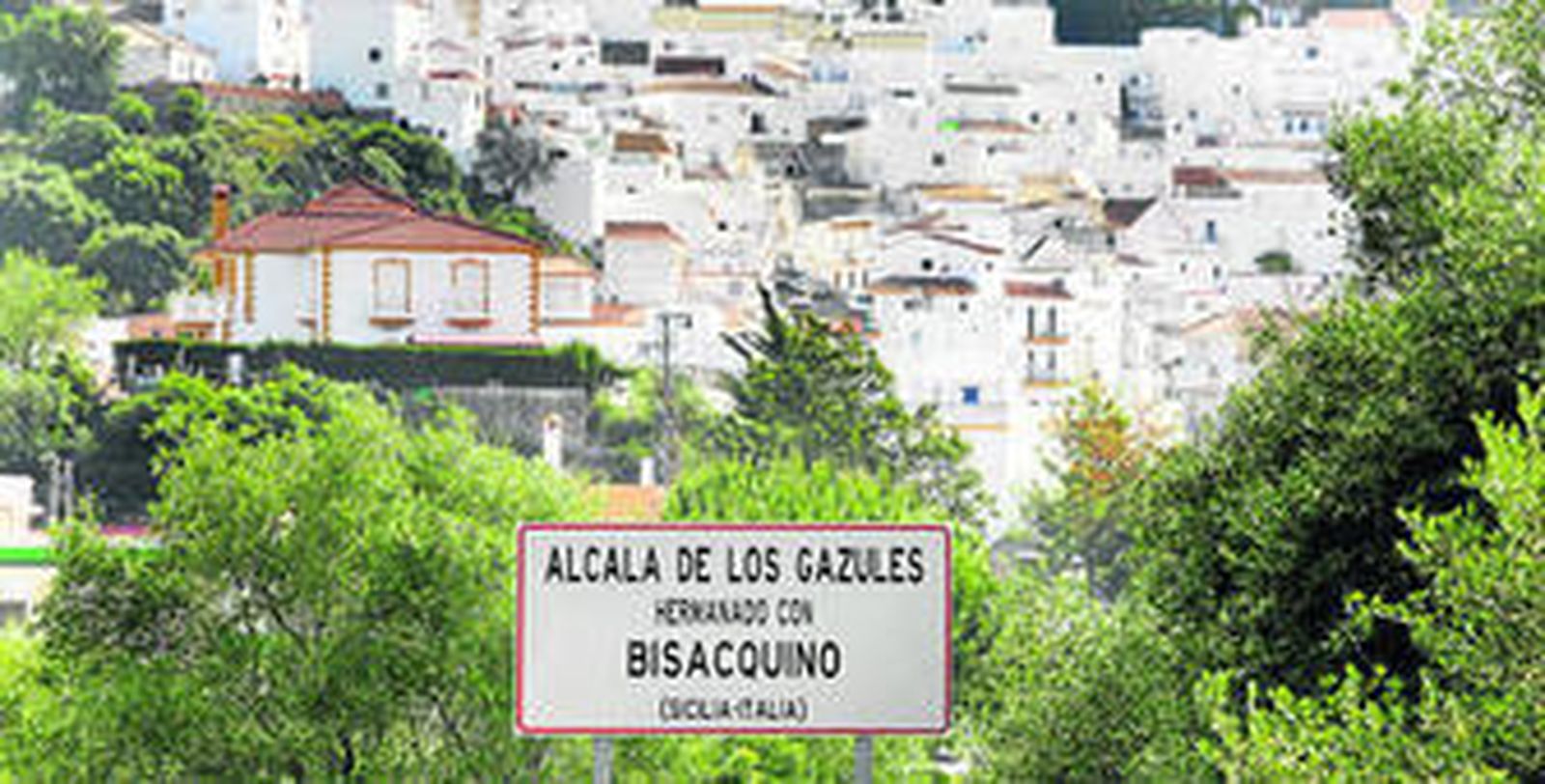 Leyenda con la que el pueblo de Alcalá recibe a los visitantes, donde se exhibe el hermanamiento con un pueblo siciliano.