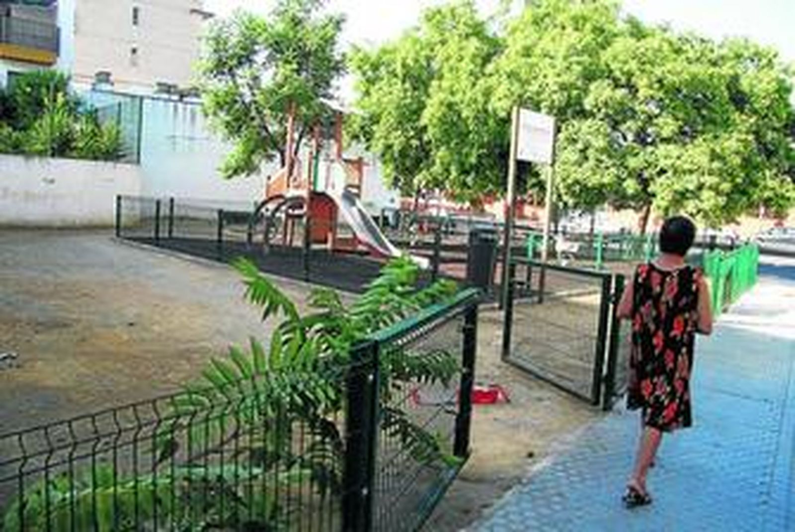 Una mujer pasa ante el solar en el que se construirá la futura comisaría de la Policía Local en Bellavista.