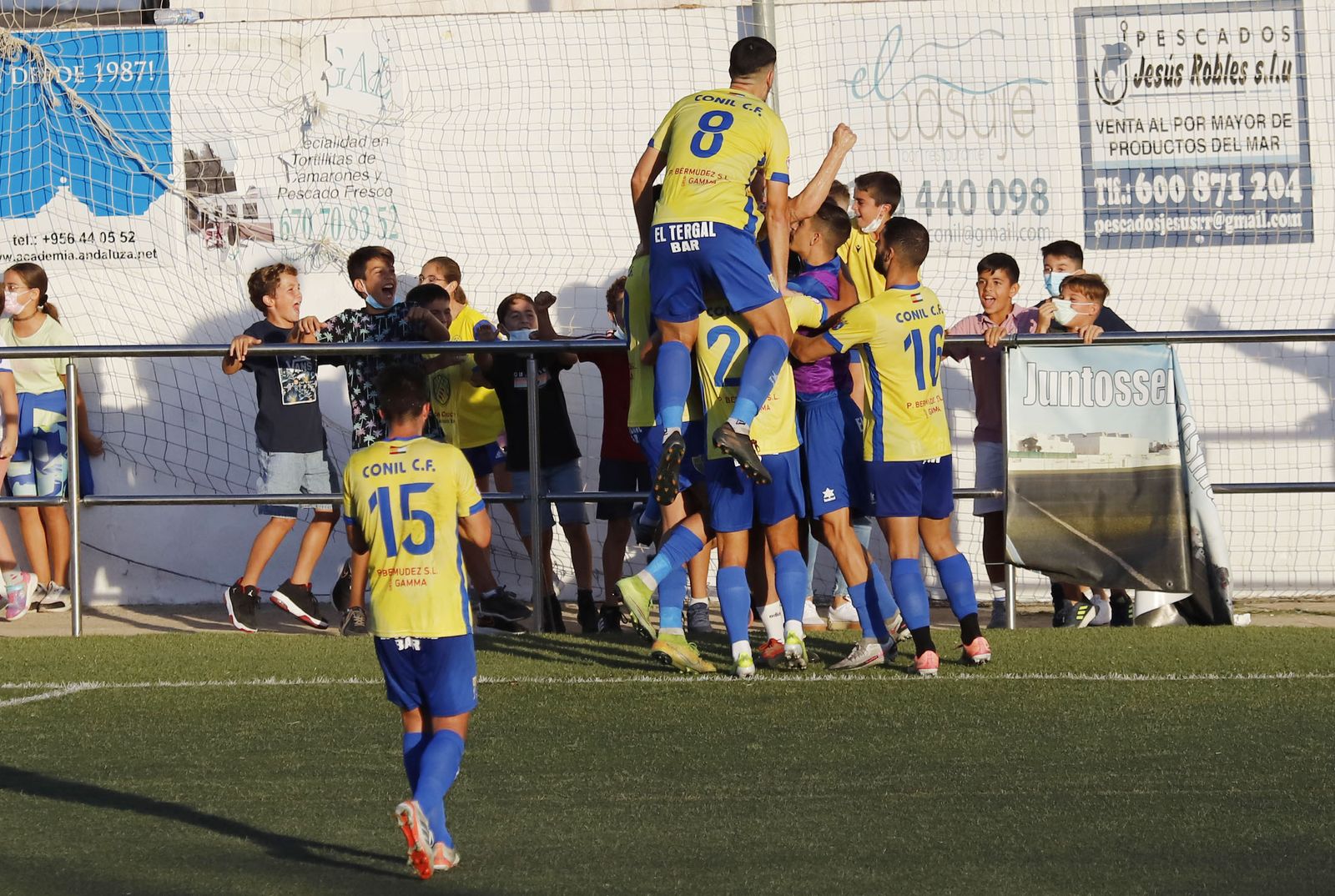 Imágenes del encuentro entre el Conil y el Recreativo de Huelva