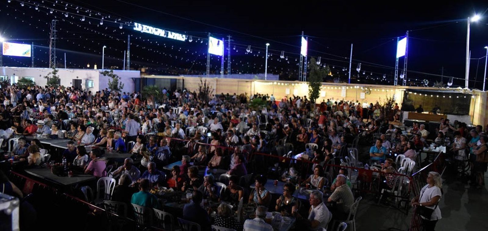 Público en la Caseta Municipal de Puente Genil.