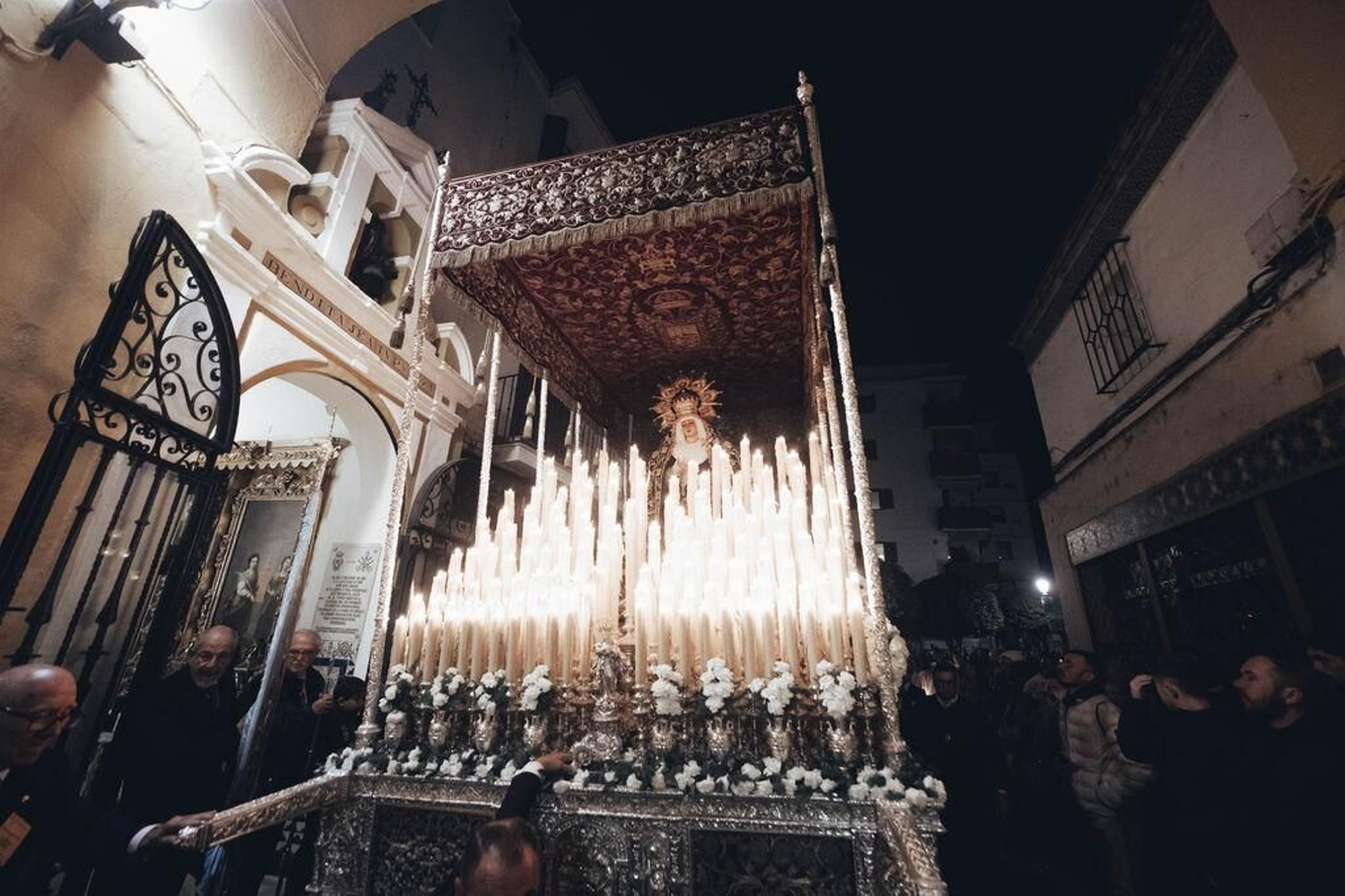 El palio de la Presentación llega al Postigo del Aceite
