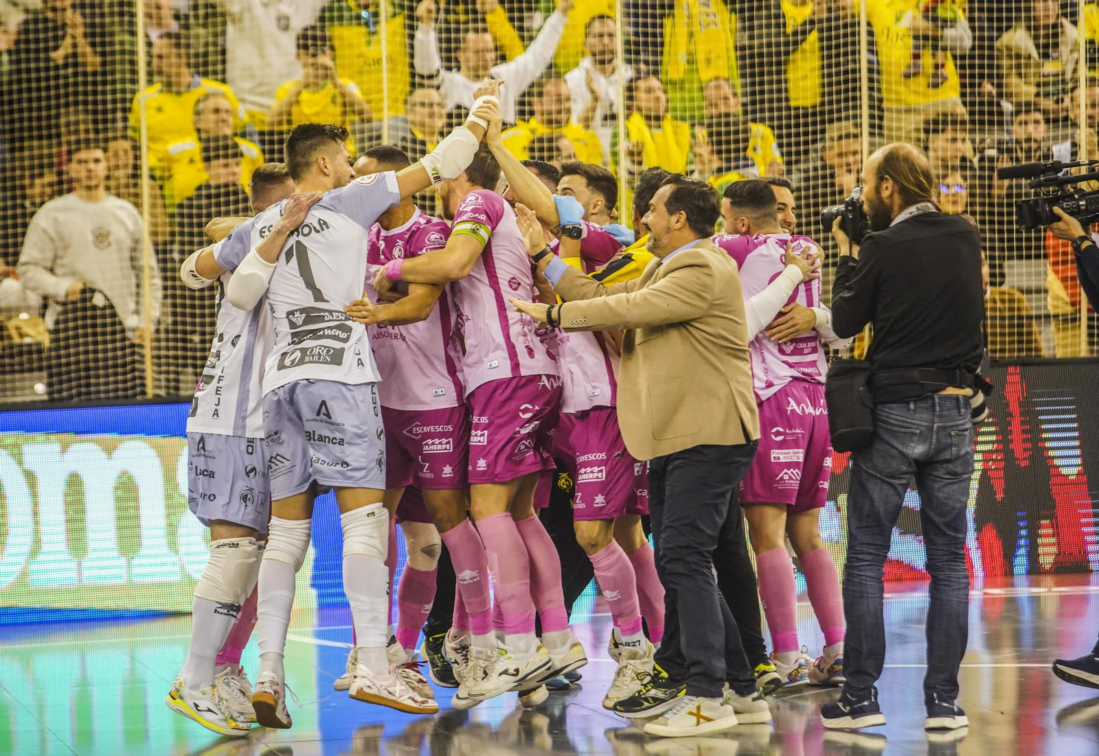 La marea amarilla del Jaén FS toma el Palacio de los Deportes de Granada