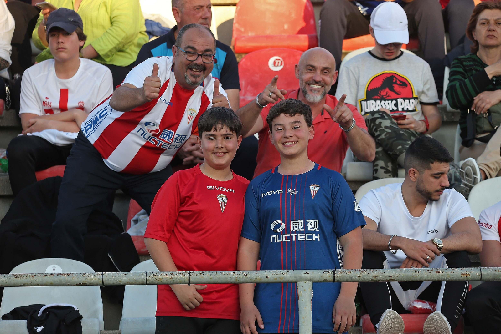 Fotos de la afición durante el Algeciras - Córdoba en el Nuevo Mirador