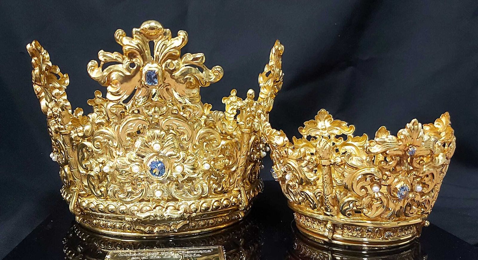 Las coronas cuentan con ornamentos de volutas y hojarascas