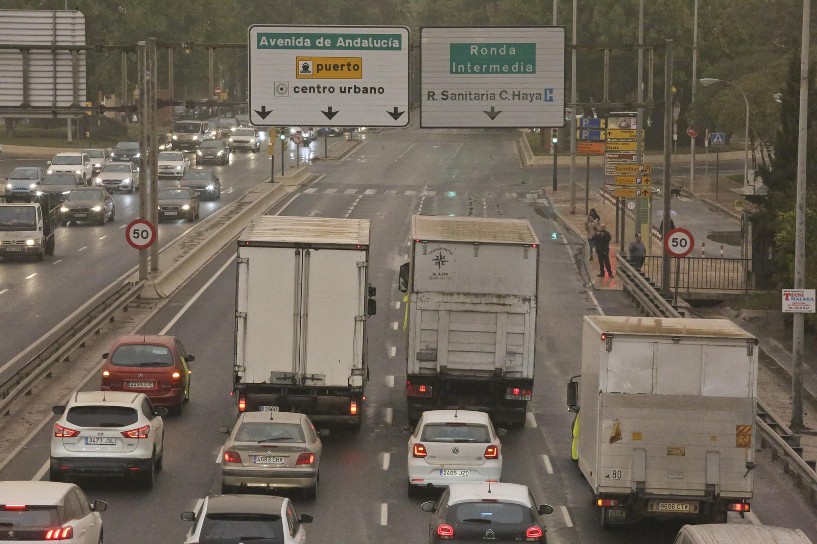 La huelga de transportistas se hace notar en Málaga, en fotos