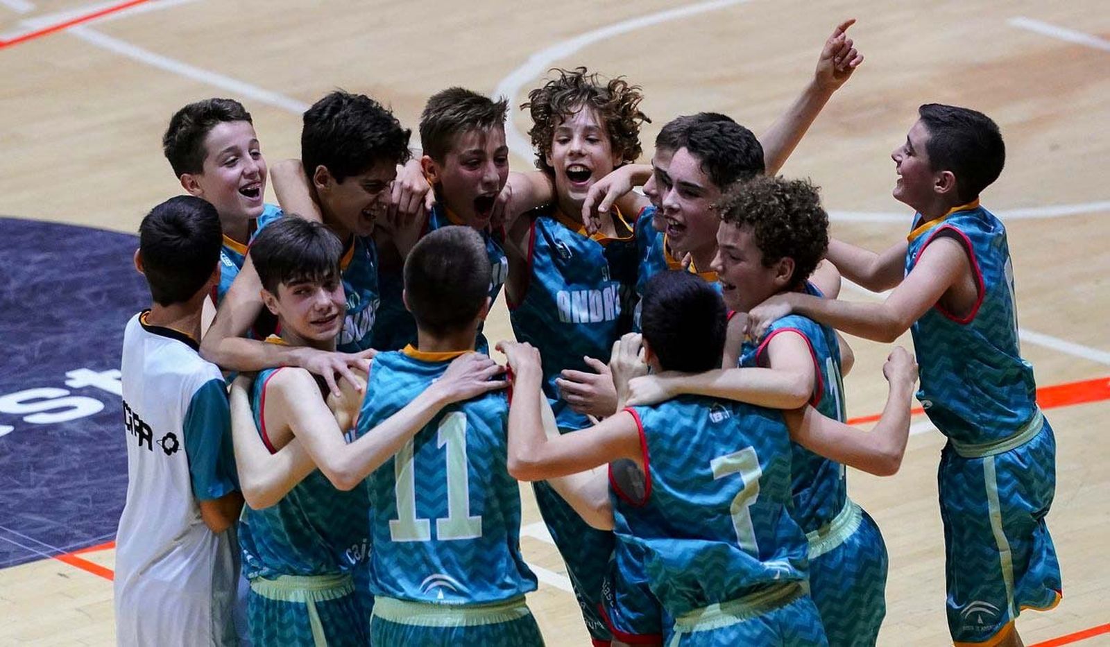 Los integrantes de la selección andaluza masculina celebran el pase a la final.