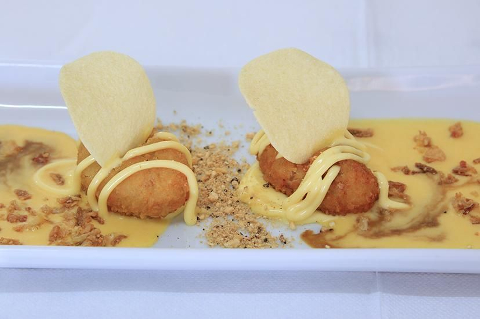 'Croquetas de atún encebollado a la crema de queso y melocotón'