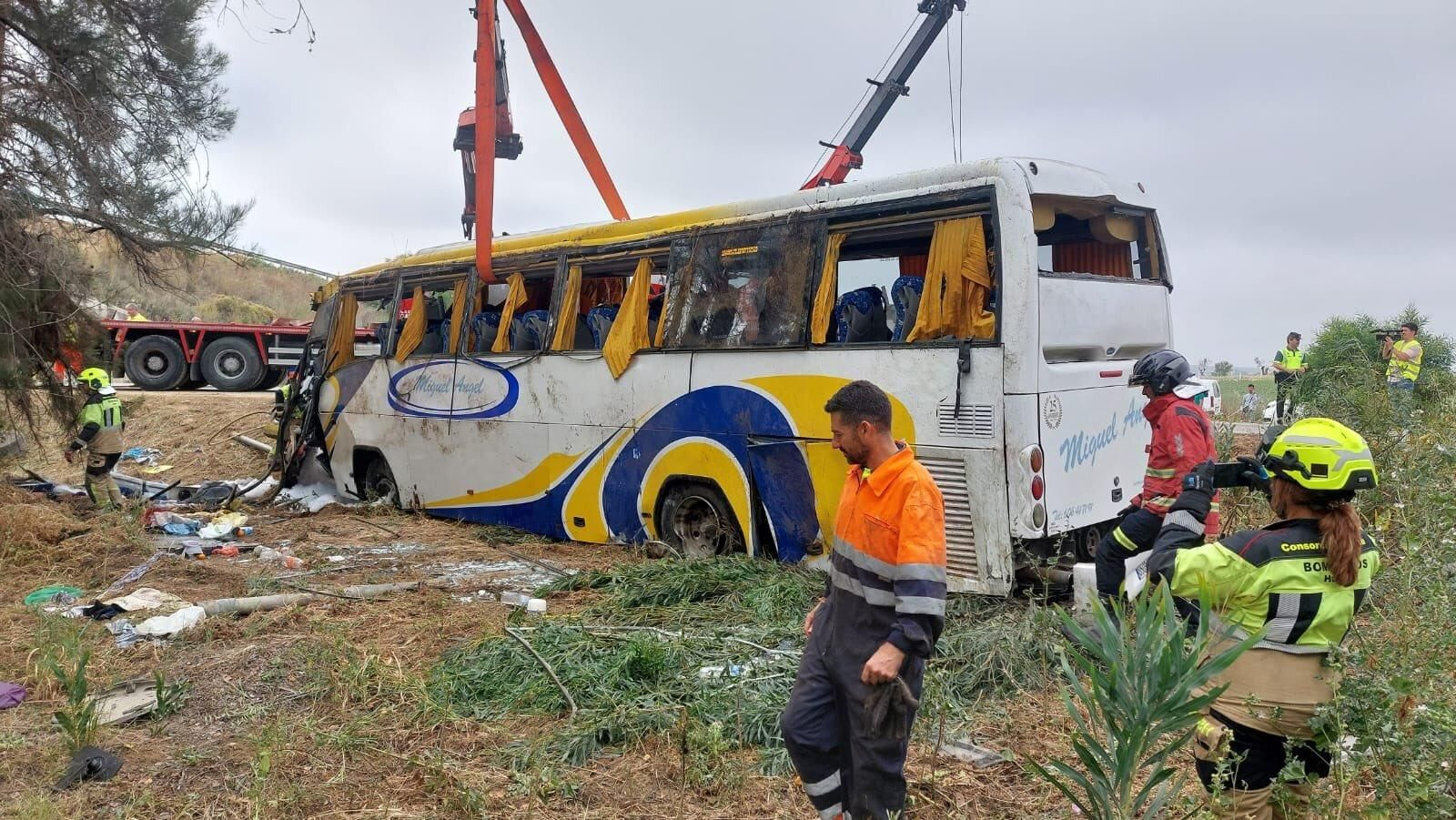 Imágenes del accidente de autobús en Almonte en el que ha muerto una temporera