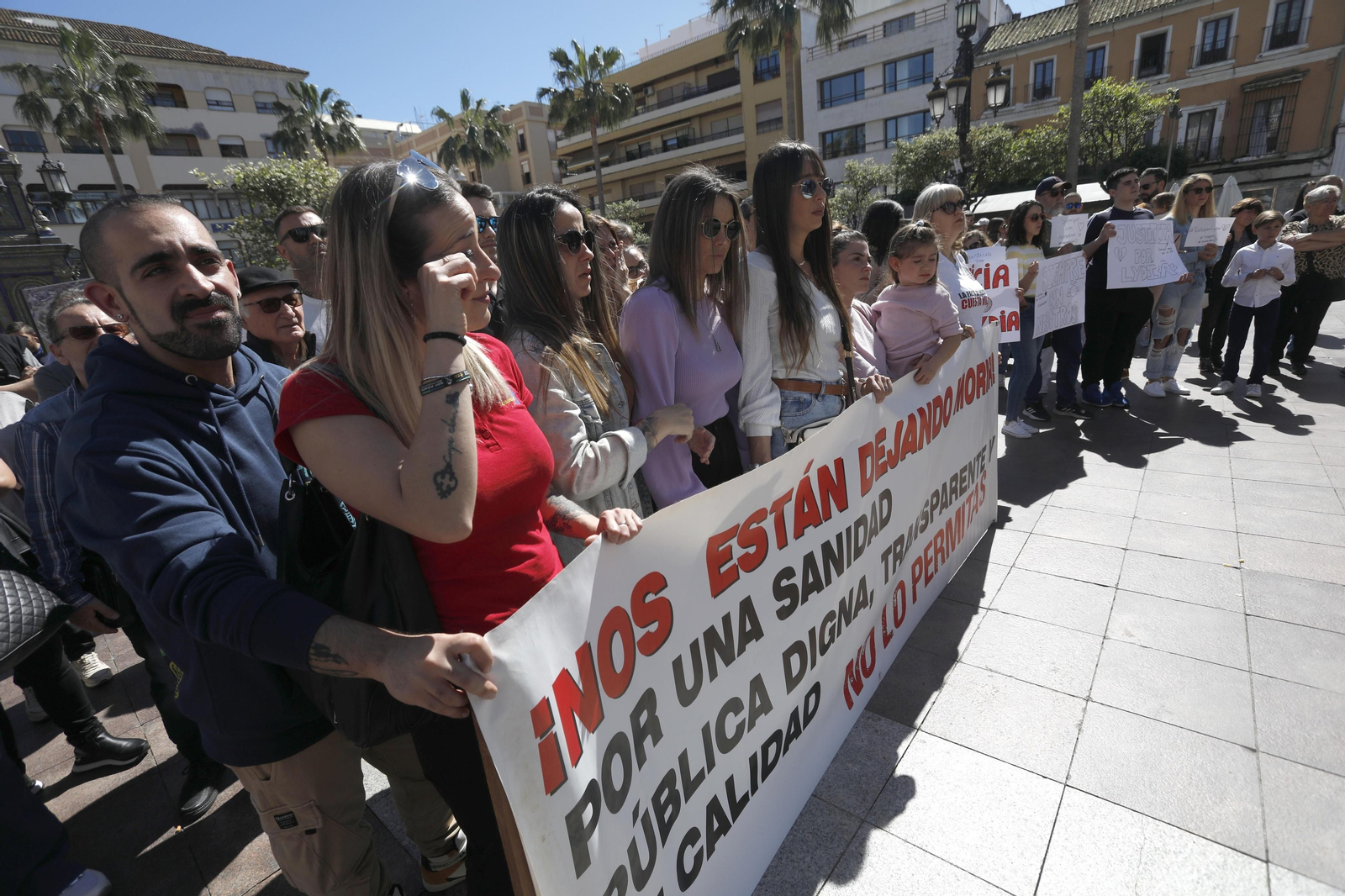 Las fotos de la concentración por la muerte de Lydia,  la niña nacida de forma prematura