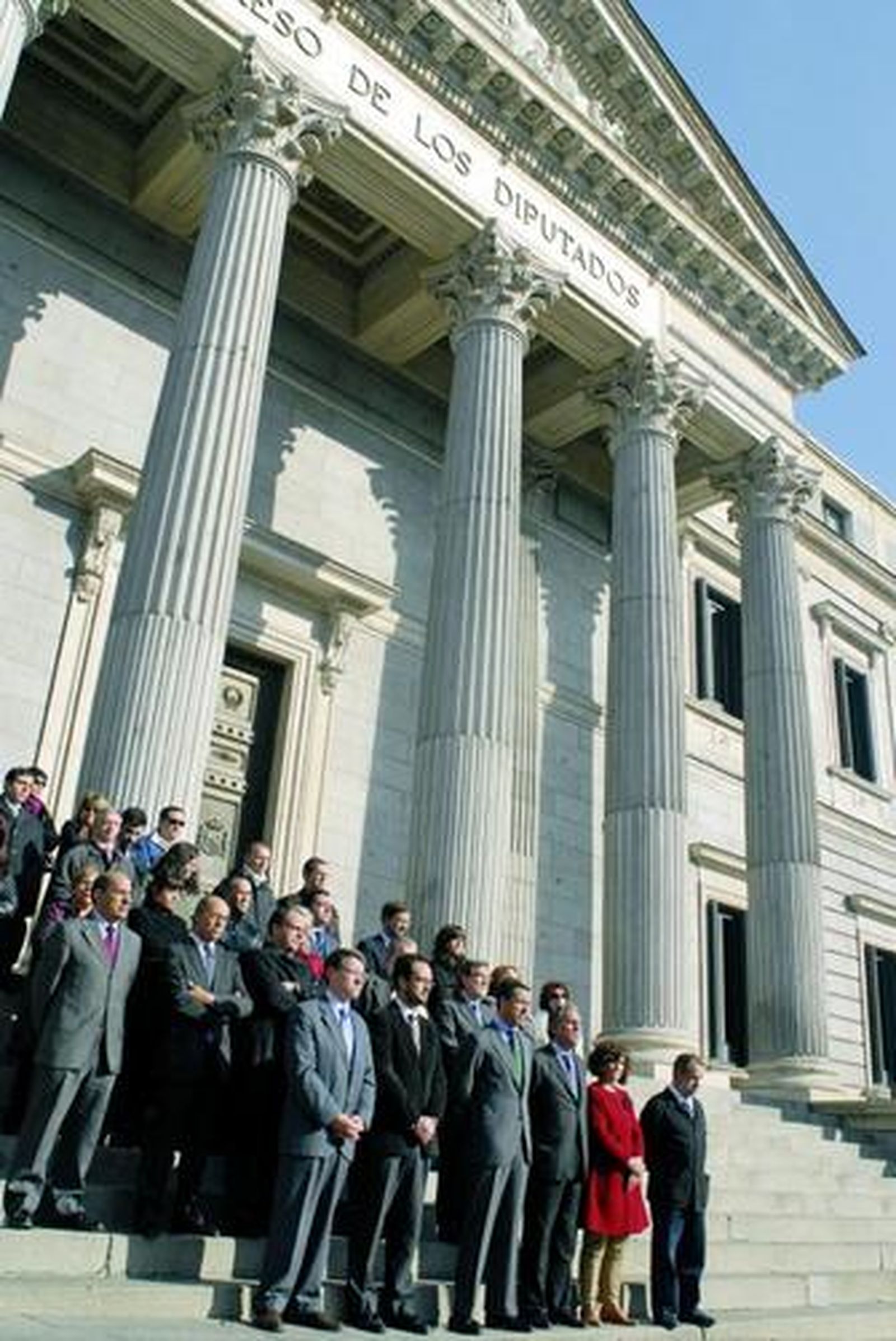 Concentración de los diputados a la entrada del Congreso.